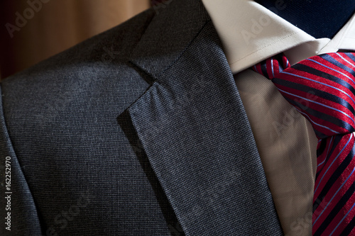 Foto Photo of a grey suit with plain white shirt and red patterned tie