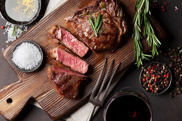 Fototapete Steakhouse Gegrilltes Ribeye Steak mit Rotwein  © Evgeny Karandaev