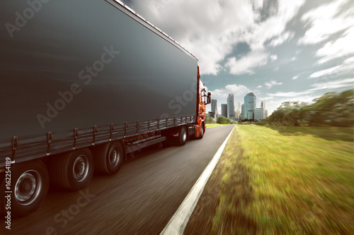 LKW auf Landstraße in Richt...