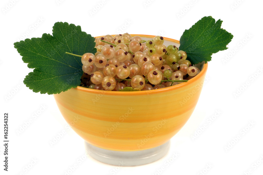 Bol de groseilles blanches avec des feuilles dans un bol sur fond blanc Stock Photo Adobe Stock