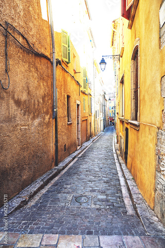 Fototapeta Naklejka Na Ścianę i Meble -  old and narrow street in Hyères - France