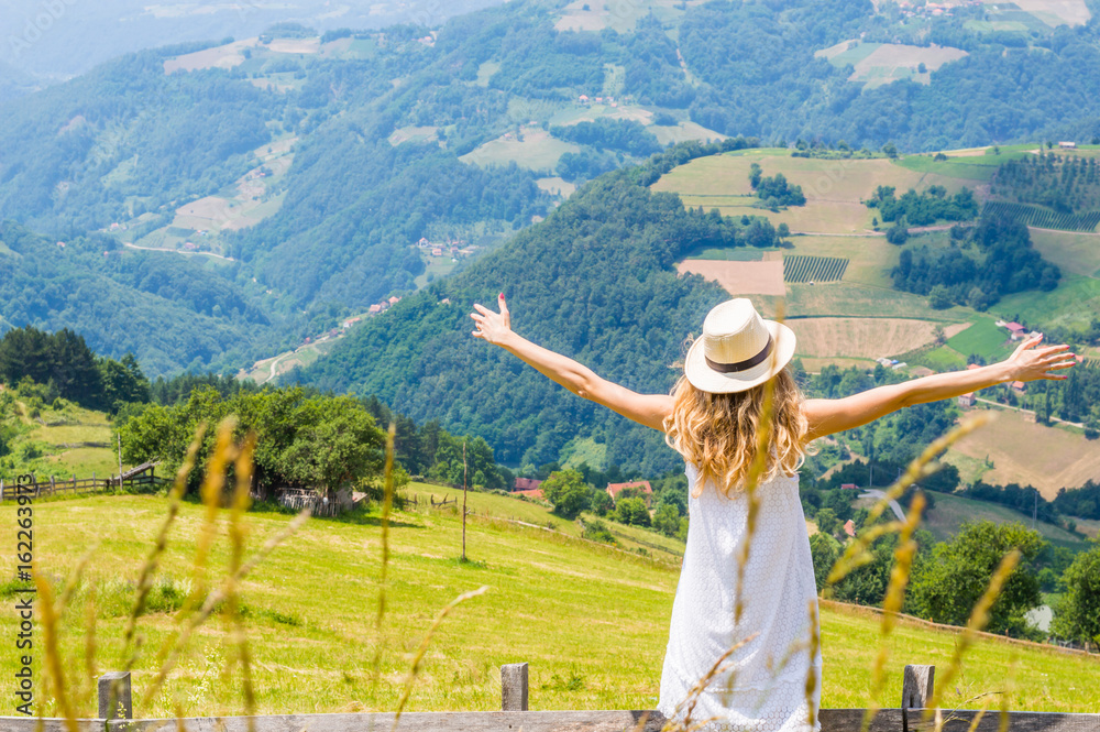 Fototapeta premium girl embracing nature