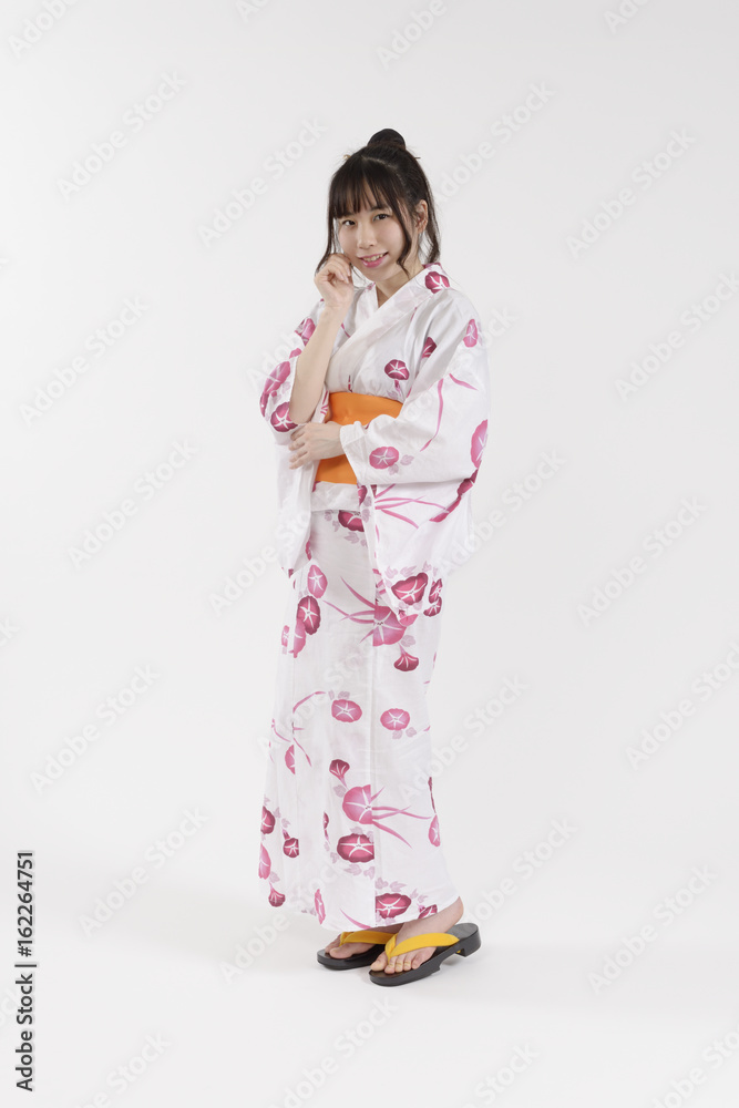 浴衣姿の若い女性