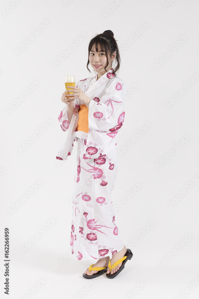 ビールを持った浴衣姿の女性 ビールを持った浴衣姿の女性