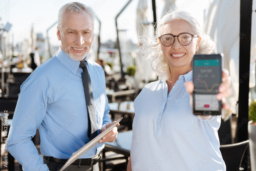 Obraz premium Delighted female demonstrating good results in trading