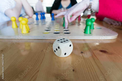 Senioren haben Betreuung beim spielen