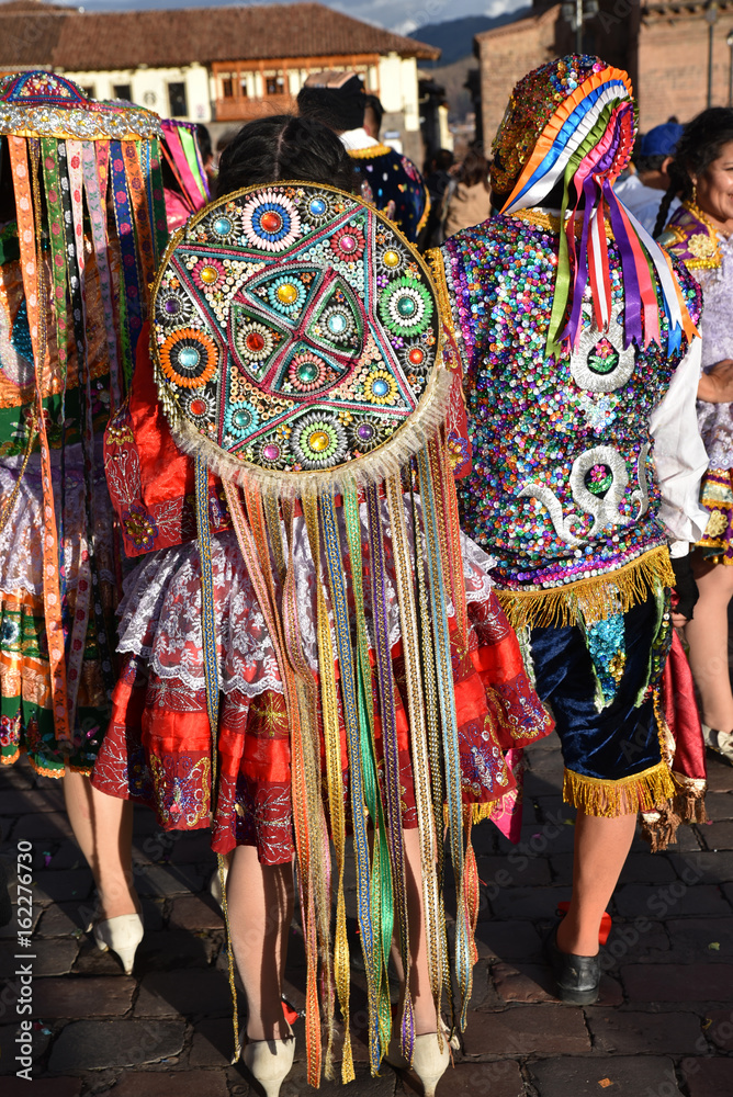 Péruvienne en costume de fête plaza de Armas à Cusco au Pérou