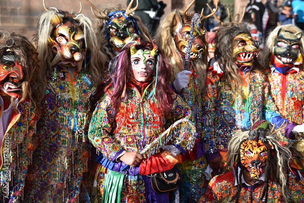 Péruviens en costumes de fête plaza de Armas à Cusco au Pérou Stock Photo |  Adobe Stock