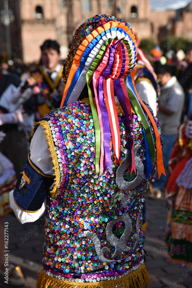 Péruvien en costume de fête plaza de Armas à Cusco au Pérou