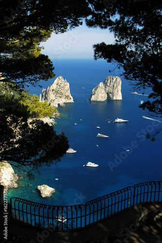 Capri, vista dei faraglioni con mare azzurro