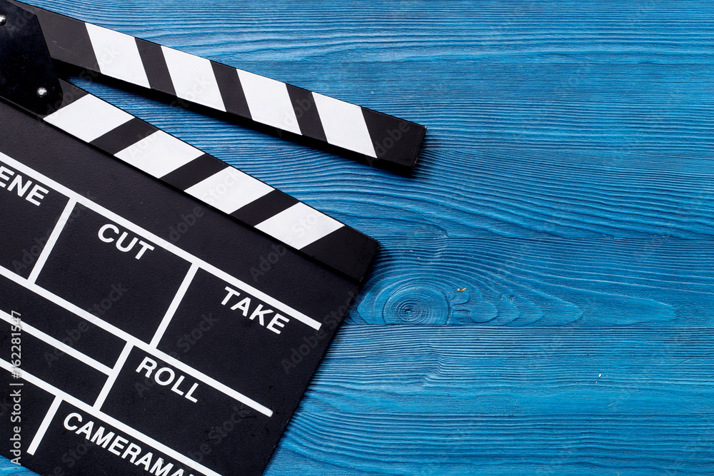 Obraz premium Film clapperboard na drewnianym stole tło widok z góry lato