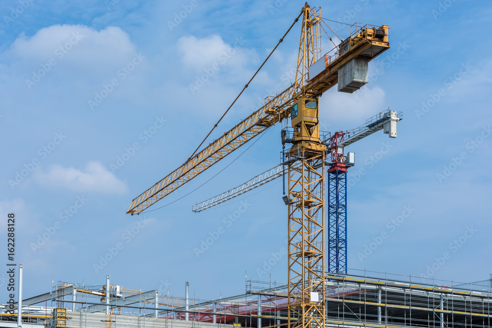 Großbaustelle mit Kränen beim Bau des Rohbaues