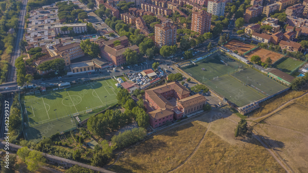 Vista aerea di un campo sportivo dotato di campi da calcio e calcetto