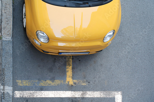 Schilderij op canvas Yellow car in line