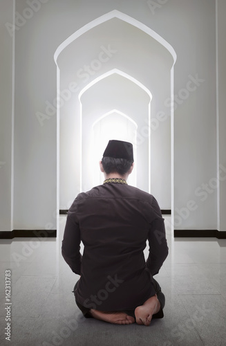 Wallpaper Mural Back view of muslim man with cap praying