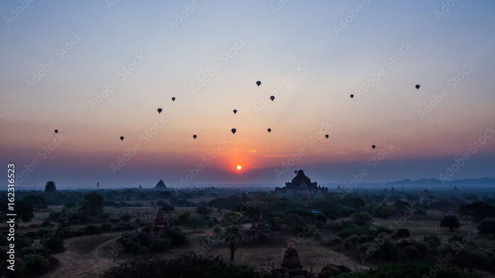 Naklejka premium Bagan sunrise