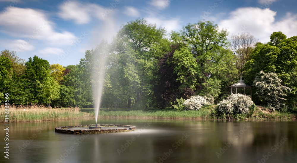 Langzeitbelichtung von Springbrunnen in kleinem Teich