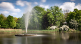 Langzeitbelichtung von Springbrunnen in kleinem Teich