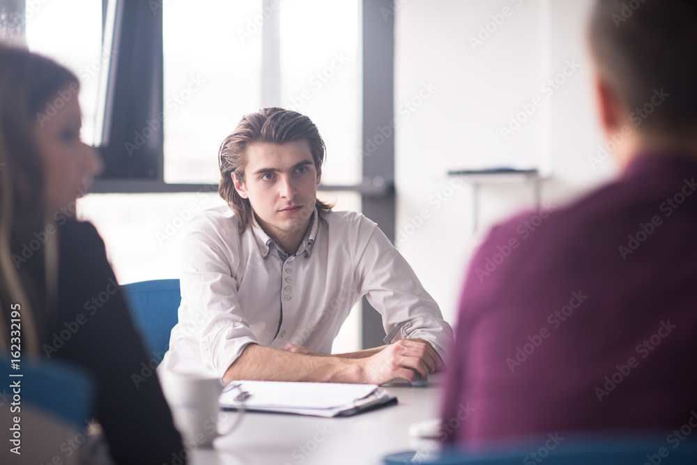Obraz premium Group of young people meeting in startup office