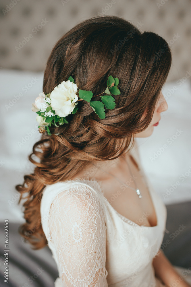 Naklejka premium Beautiful bride with fashion wedding hairstyle In a hotel