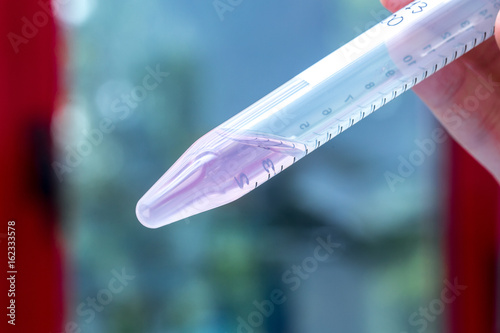 Tubo per analisi biologiche in plastica con liquido rosa