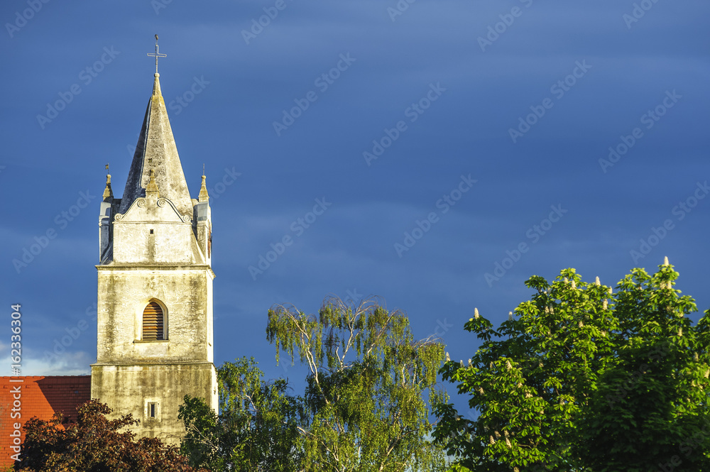 Kirchturm der Dorfkirche von Oslip im Burgenland
