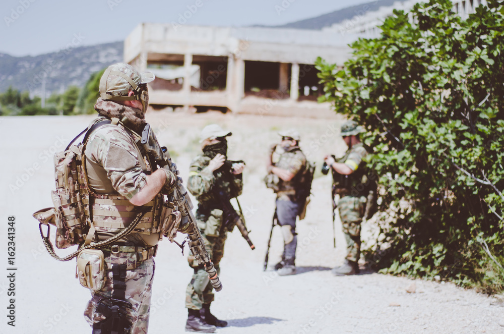 Obraz premium Soldier stand with rifle 