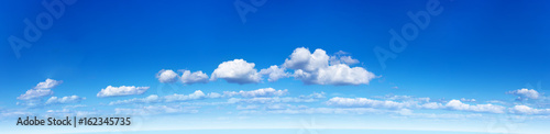 Panorama niebieskie niebo z chmurami