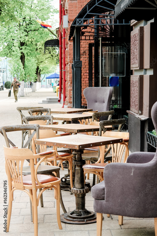 Obraz premium Chairs and tables on summer terrace on outdoor cafe