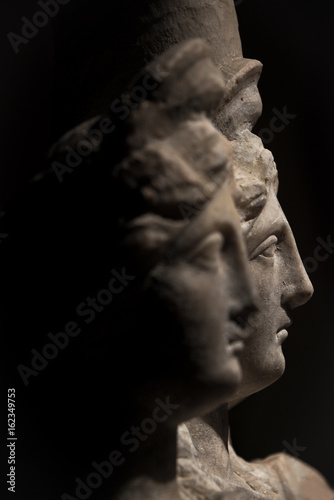 Trzy głowili rzymsko-azjatycki antyczny posąg pięknych kobiet na czarnym tle