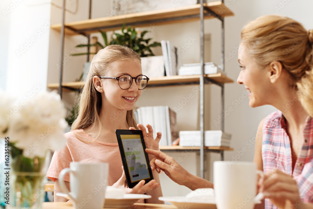 Caring Daughter Showing A Meeting Reminder To Her Mother Stock Foto 