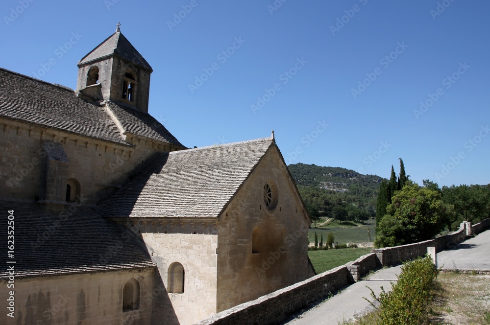 Fototapeta premium abbaye notre dame de Sénanque à Gordes dans le Vaucluse