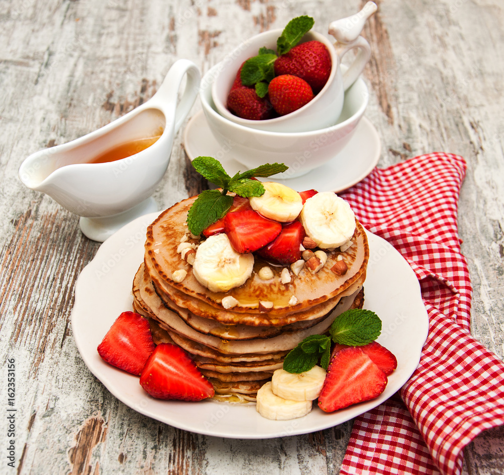 Pancakes with strawberries and bananas