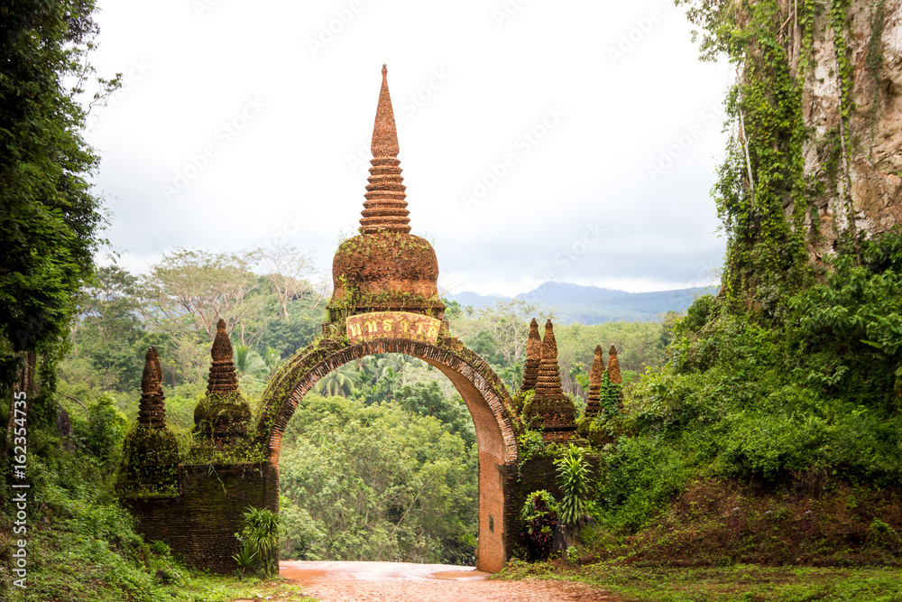 Obraz premium Temple in the jungle thailand