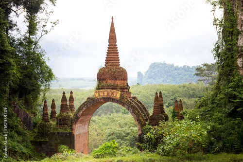 Fototapeta Naklejka Na Ścianę i Meble -  Temple in the jungle thailand