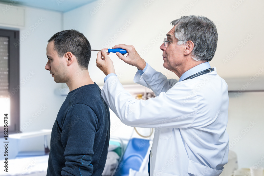 Obraz premium Doctor repairing the brain of a patient