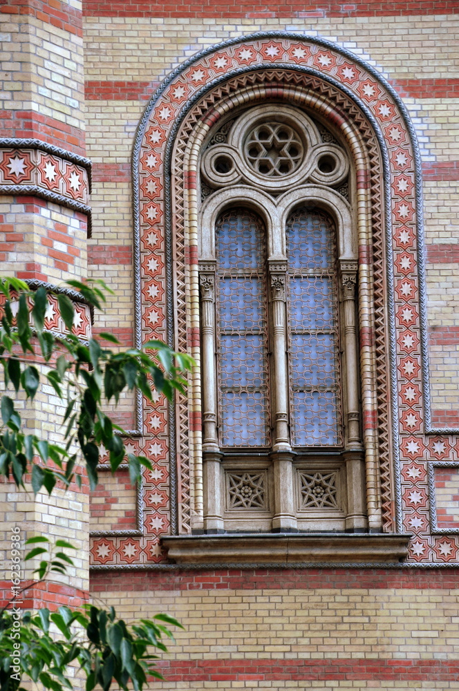 Rundbogenfester an der Fassade der Großen Synagoge