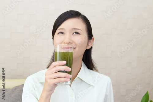 野菜ジュースを飲む女性