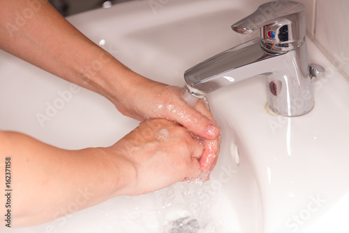 Frau wäscht sich die Hände 
