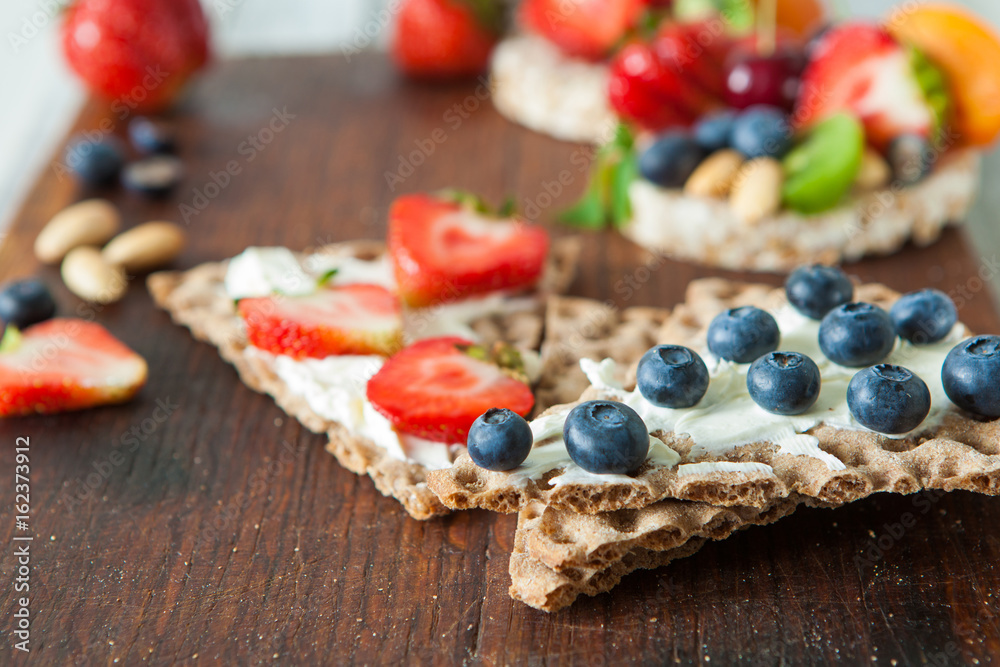 Multigrain rie cakes with berries, fruit and almond for healthy breakfast Multigrain rie cakes with berries, fruit and almond for healthy breakfast