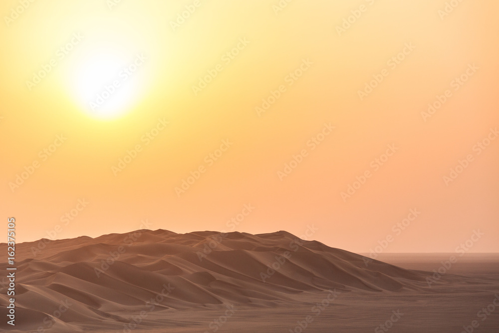 Sonnenuntergang hinter der Düne im Oman