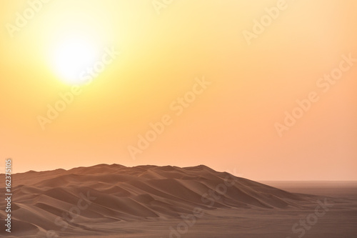 Sonnenuntergang hinter der Düne im Oman