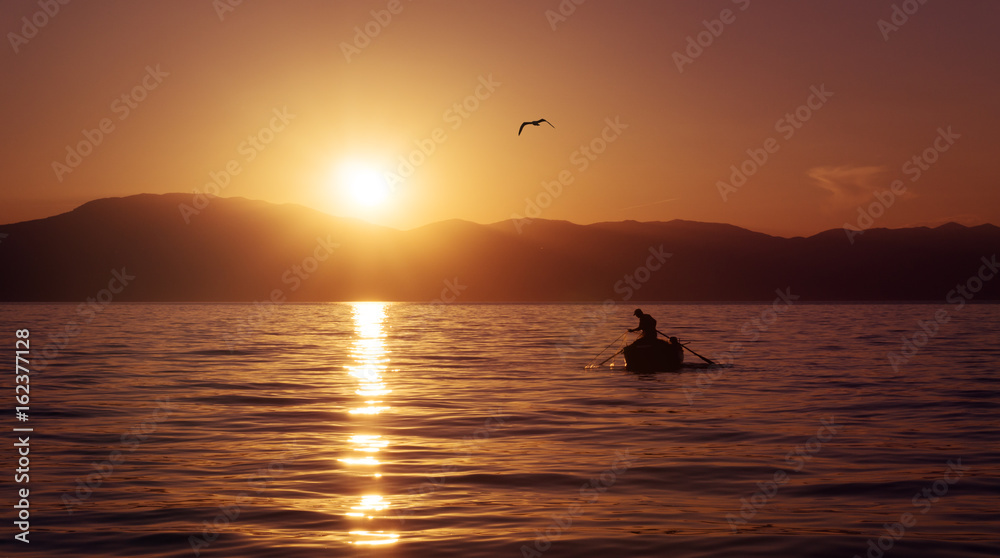 Abendrot am Meer und der einsamer Fischer 