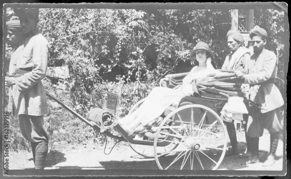 Rickshaw in India - 1920s. Date: 1920s