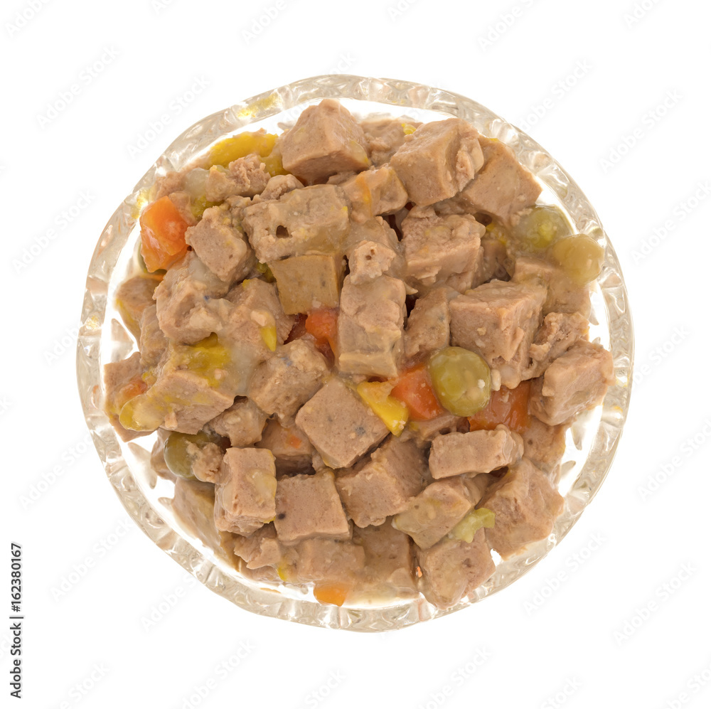 Φωτογραφία Glass bowl of lamb dog food isolated on a white background.
