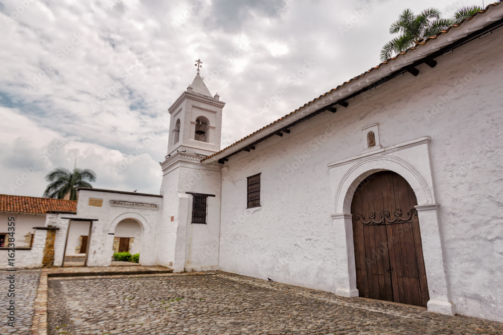 Obraz premium The La Merced Church with Grey clouds overhead in Cali, Colombia.