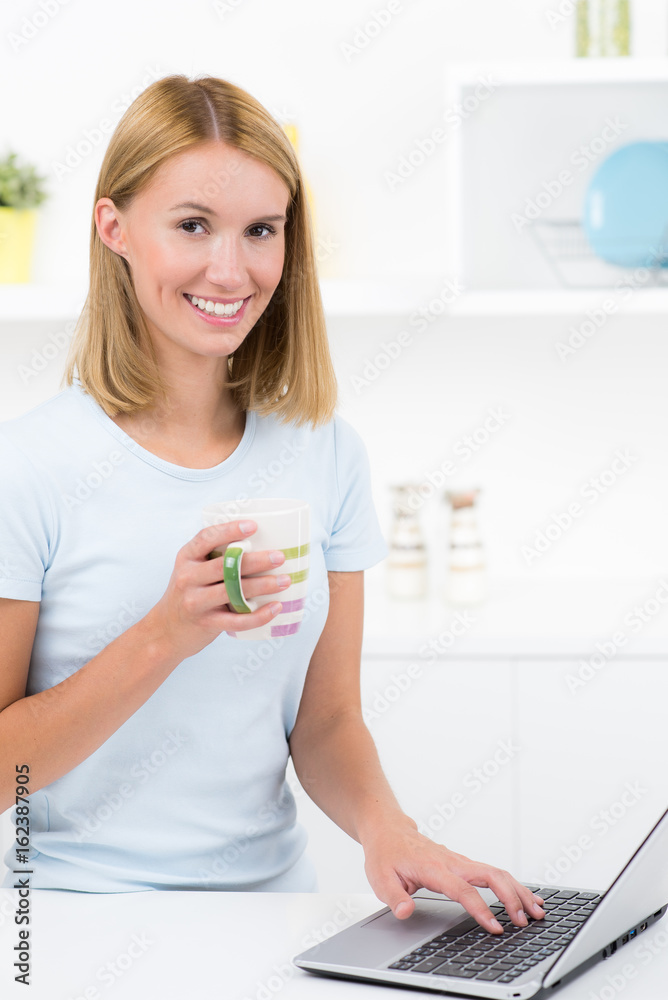 lächelnde frau vereint arbeit und kaffepause lächelnde frau vereint arbeit und kaffepause