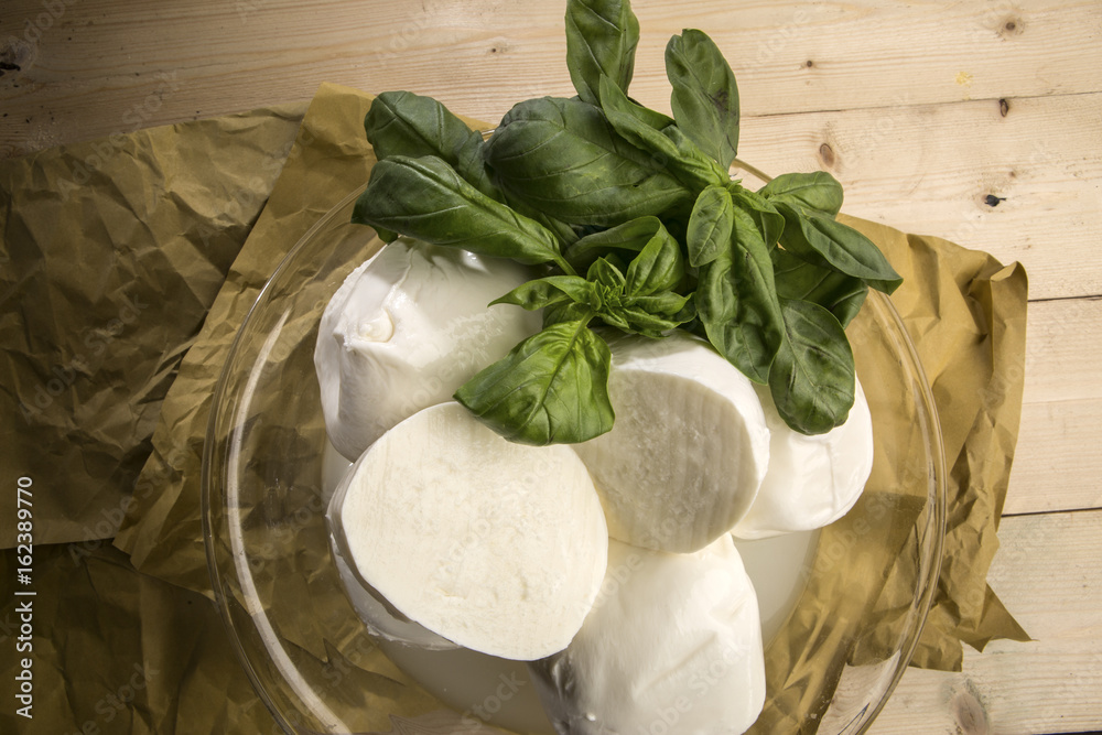 mozzarella e tagliata a metà e basilico fresco dentro ampolla di vetro