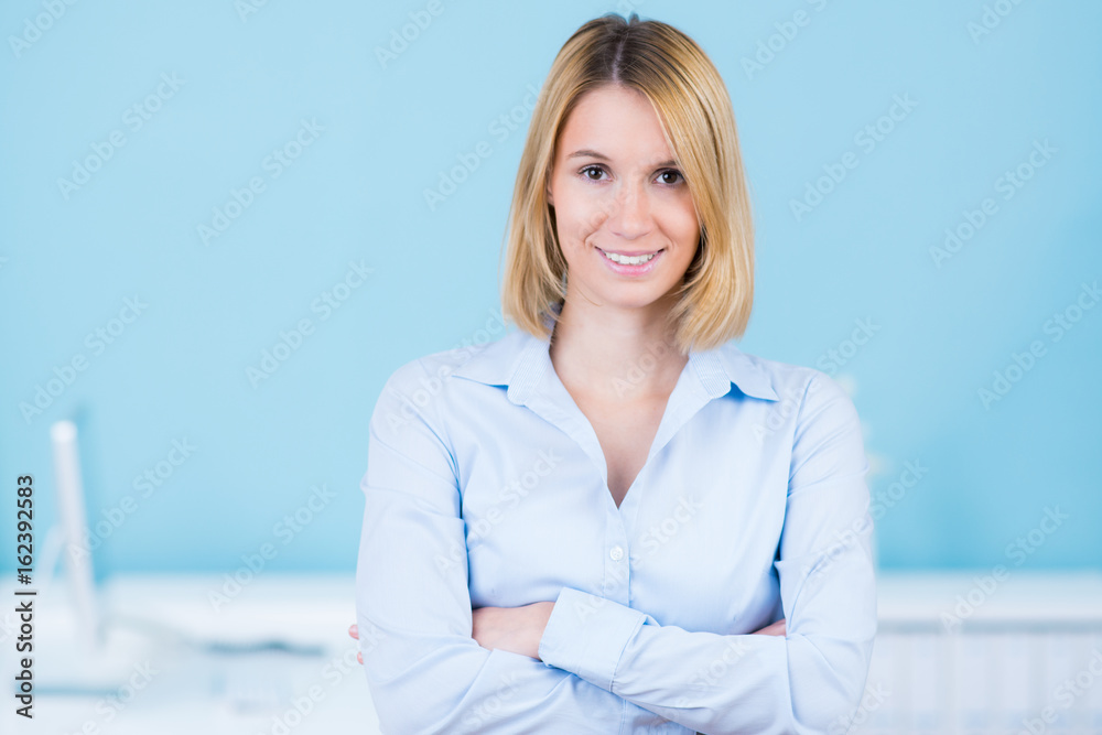selbstbewußte junge frau selbstbewußte junge frau