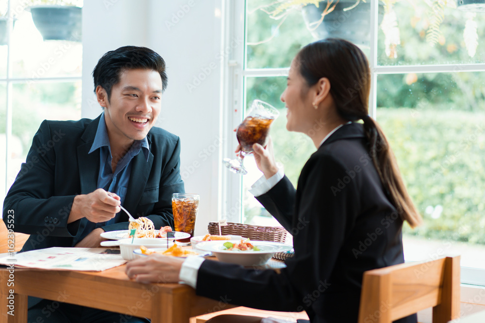Asian businesspeople are on break for lunch at a restaurant. Asian businesspeople are on break for lunch at a restaurant.